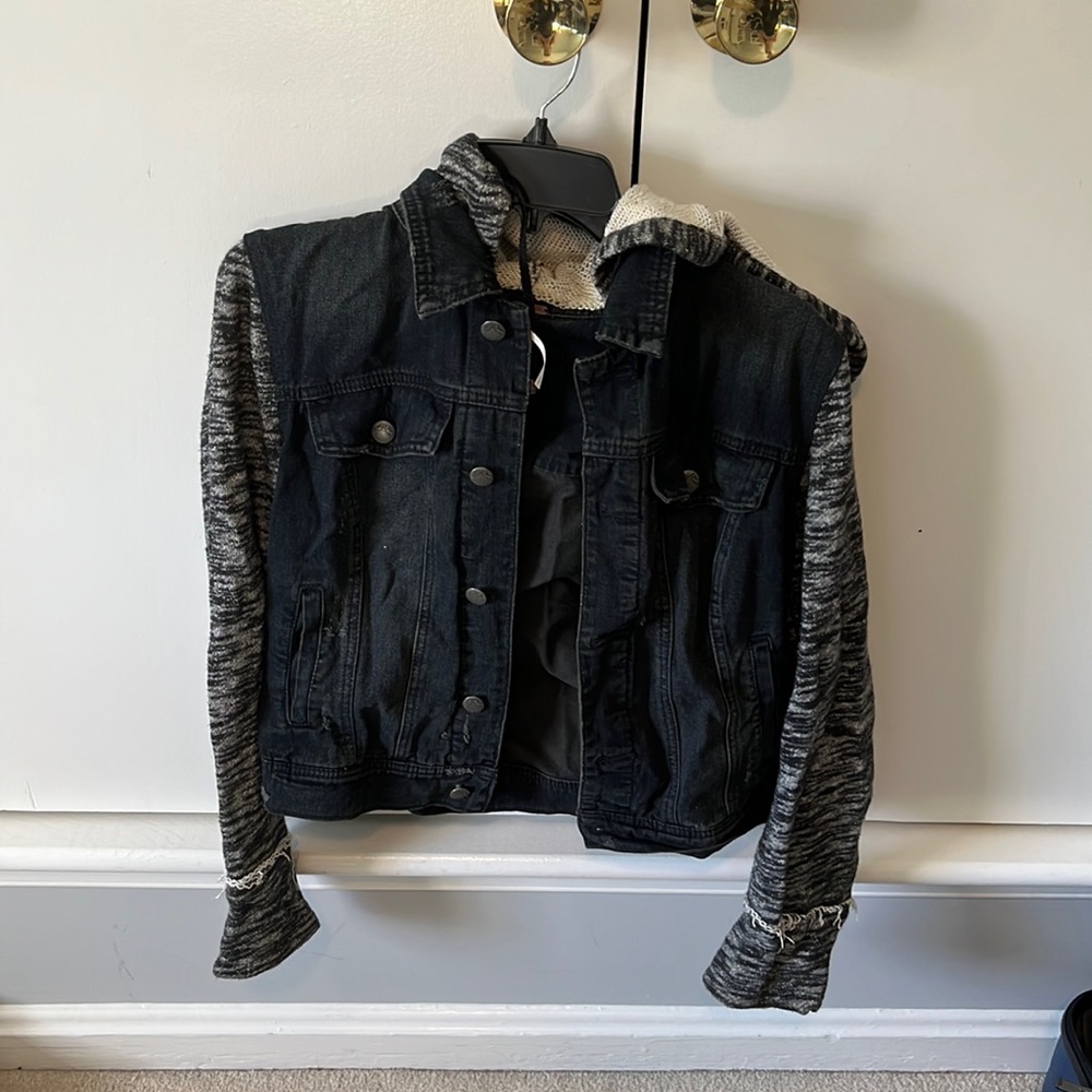 patterned sleeve denim jacket